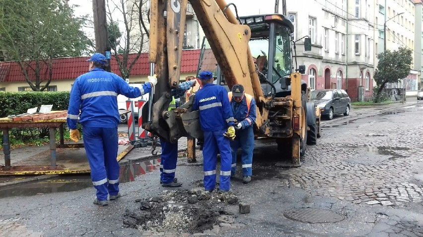 Robotnicy zaczynają naprawiać zarwaną ulicę Rapackiego w...