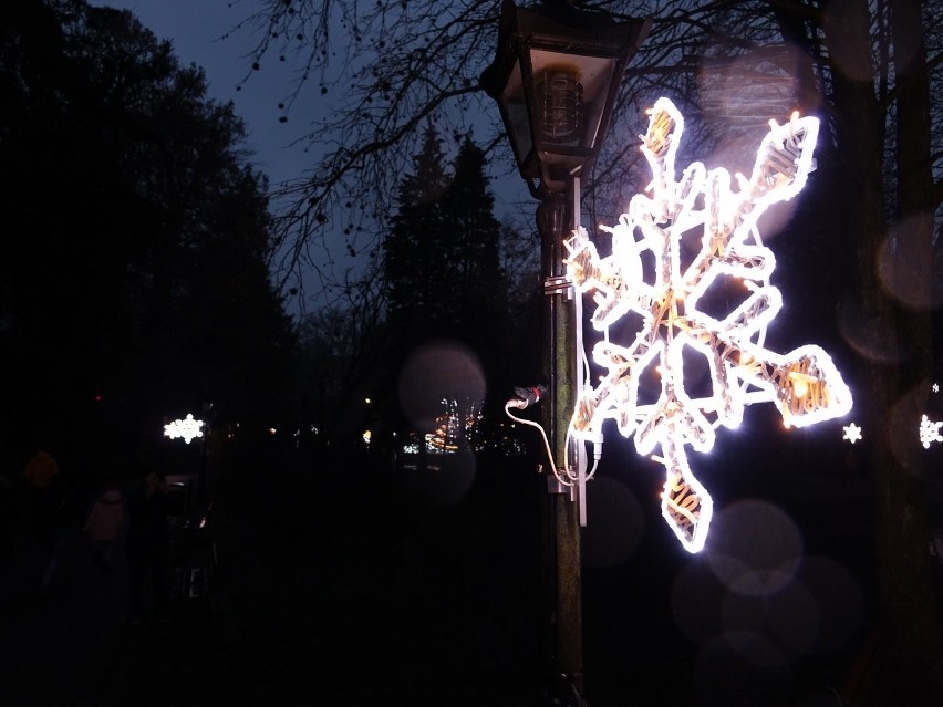 W piątek 6 grudnia oficjalne włączone zostały iluminacje w...