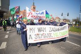 Barwny protest w Słupsku. Kilkuset mieszkańców gminy "spacerowało" przed słupskim ratuszem i na ulicach miasta [ZDJĘCIA, WIDEO]
