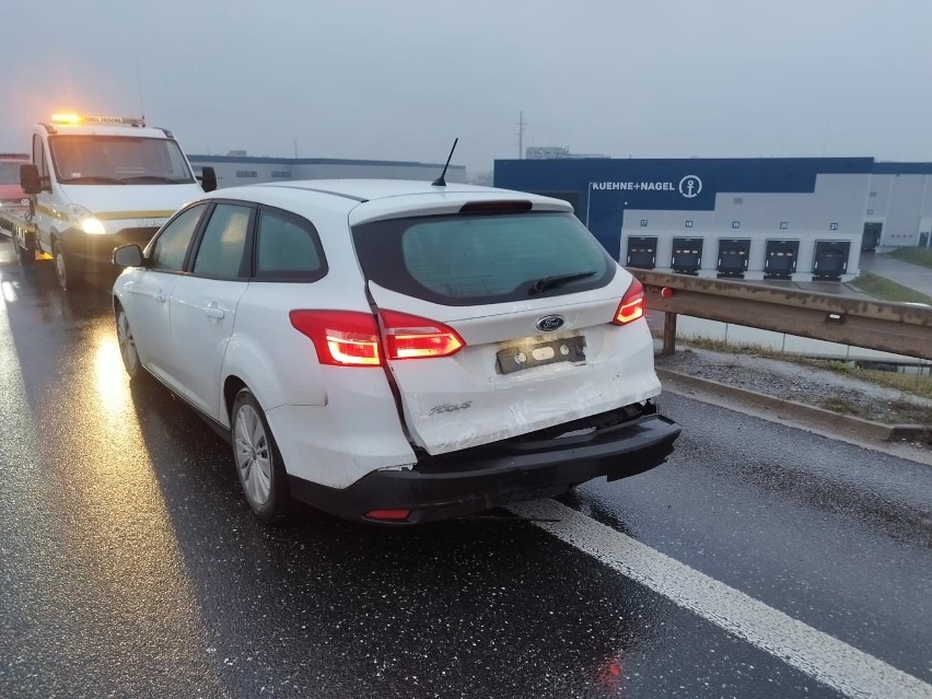 Dwa samochody zderzyły się na wiadukcie nad trasą S8. Utrudnienia w ruchu między Tyńcem Małym i Bielanami Wrocławskimi