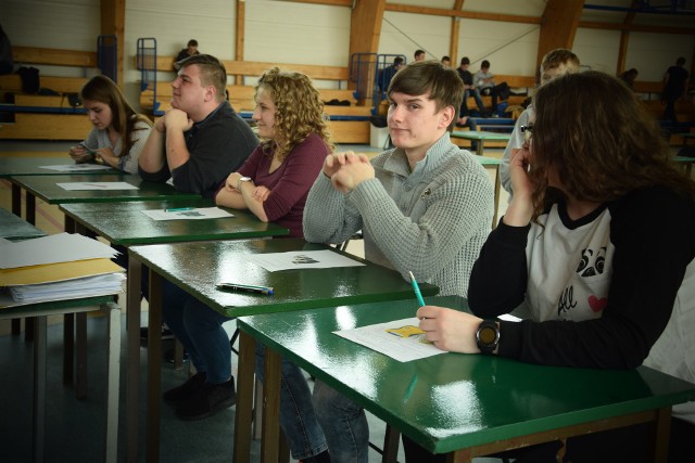 Młodzi ludzie zmierzyli się w Turnieju wiedzy pożarniczej na etapie powiatowym. Rywalizacja była zacięta. W finale należało odpowiedzieć na pytania ustne, a znajomość zagadnień oceniali zawodowi strażacy. W grupie uczniów szkół podstawowych zwyciężyła Katarzyna Erdmann ze Żnina ("Trójka"), za nią byli: Anastazja Głowska z Janowca, Adam Duszyński i Anna Kozłowska także z Janowca oraz Hubert Szelągowski z Rogowa. Wśród gimnazjalistów zwyciężył Tymoteusz Wiliński z Barcina, kolejne miejsca: Justyna Małacha ze Żnina, Krystian Łożyński z Barcina, Sara Dobrzykowska ze Żnina i Wiktoria Danielska z Rogowa. Szkoły ponadgimnazjalne: zwyciężyła Julia Magdziak ze Żnina, za nią byli Sandra Mikuła ze Żnina, Dariusz Woźniak z Gąsawy, Bartosz Grzechnik z Gąsawy i Natalia Łukomska ze Żnina. Zdobywcy pierwszych miejsc będą reprezentować powiat na szczeblu wojewódzkim w Chełmnie. Puchar dla najlepszej gminy w turnieju na etapie powiatowym przypadł Żninowi. Sportowe Podsumowanie Weekendu - 10 kwietnia 2018.[xlink]5f38c144-2a8b-9602-33c7-86c07f369b31,12a2b617-4649-cfff-3a62-1525a5b29016[/xlink]