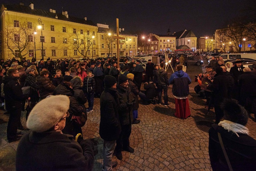 Procesja drogi krzyżowej po Starym Mieście w Lublinie (ZDJĘCIA)