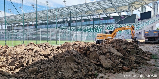 Na stadionie Radomiaka przy ulicy Struga rozpoczęły się przygotowania do ustawienia trybuny dla kibiców gości.