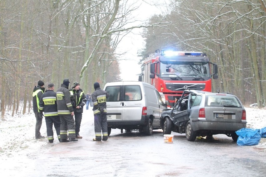 Wypadek na drodze Łozina - Bąków. Nie żyje młoda kobieta, ranne 3 osoby, wśród nich roczne dziecko