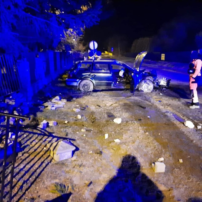 Auto, które uderzyło w ogrodzenie w miejscowości Brzeźno