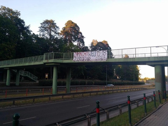 Transparenty przeciwko uchodźcom zawisły na wiadukcie nad ul. Zwierzyniecką w Białymstoku