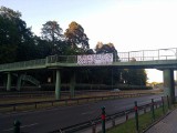 Transparenty przeciwko uchodźcom zawisły na wiadukcie nad ul. Zwierzyniecką w Białymstoku (zdjęcia)