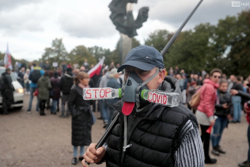 Marsz antycovidowców w Szczecinie. Pojawiło się kilkaset osób. Ich zdaniem pandemia jest "fałszywa" - 10.10.2020