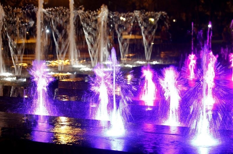 Działa fontanna przy Pleciudze