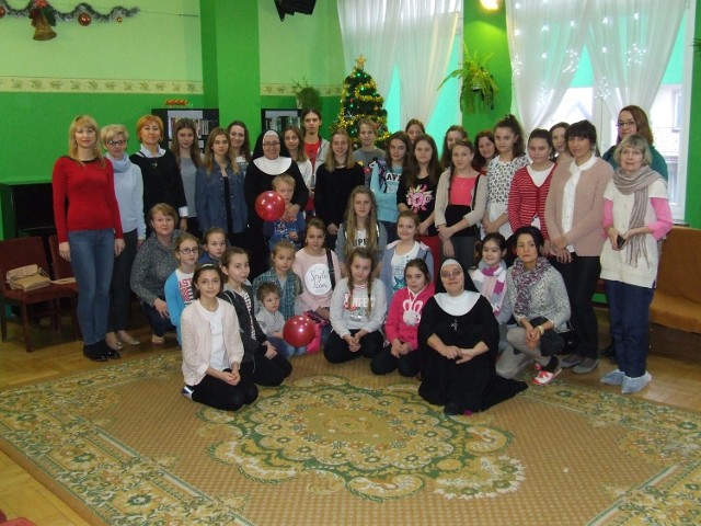 Na zakończenie wizyty uczniów z terenu powiatu staszowskiego w Domu Dziecka wykonano pamiątkowe zdjęcie wolontariuszy, opiekunów i sióstr prowadzących dom