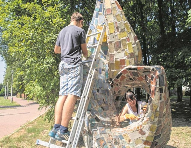 Czyszczą „Ślimaka” w parku Wiśniowy Sad i uzupełniają ubytki betonu