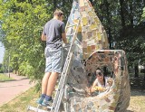 Nowa Huta. Odnowę rzeźb zaczęli od „Syrenki” i „Ślimaka” w parku Wiśniowy Sad   
