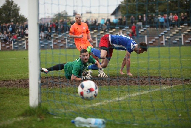 Karol Czubak (niebieska koszulka) strzelił Sparcie 3 bramki.