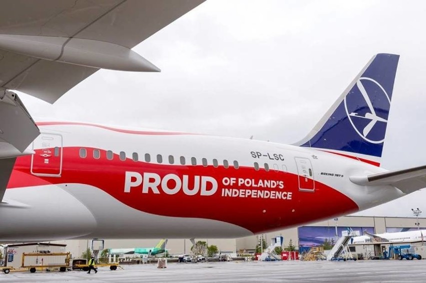 Dreamliner w biało-czerwonych barwach. LOT uczci stulecie odzyskania przez Polskę niepodległości [ZDJĘCIA]