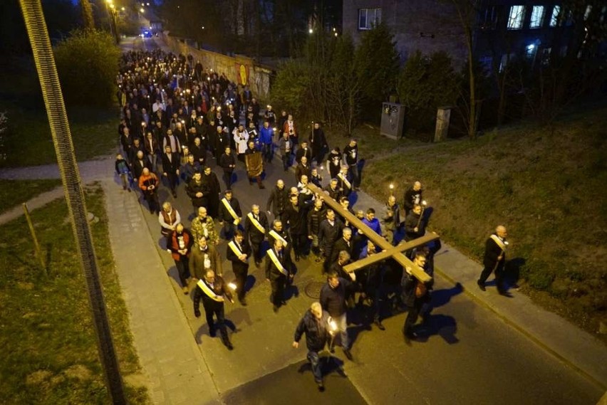 Męska Droga Krzyżowa przeszła w piątek ulicami Ostrowa...