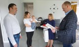 Pracownicy Urzędu Gminy w Pniewach odwiedzili urodzone dzieci w styczniu 2023 roku. Tak prezentują się malutka Julka i Leon