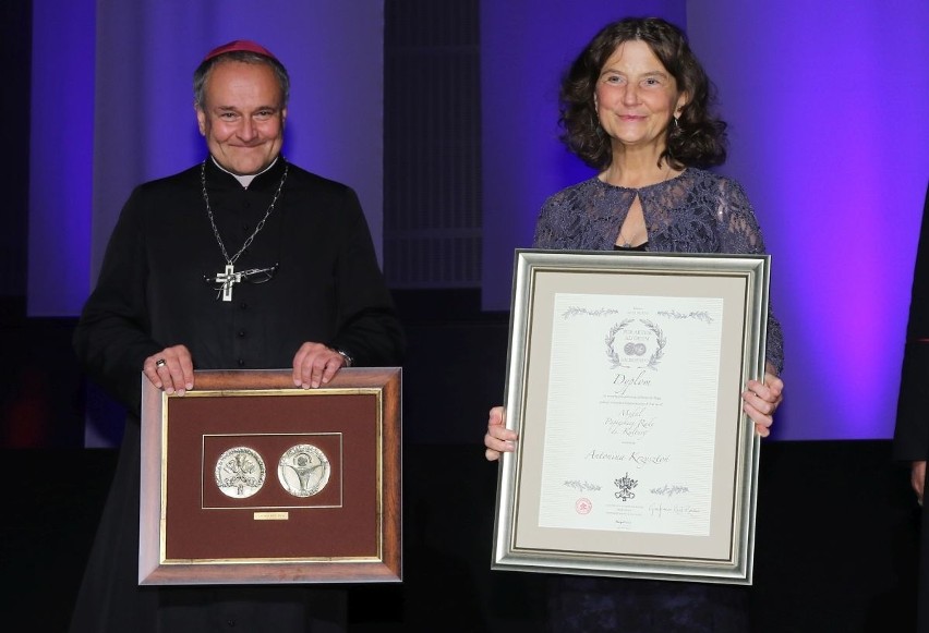 Nagrodę Antoninie Krzysztoń wręczył Michał Janocha, biskup...