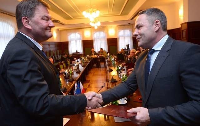 Starosta bydgoski Wojciech Porzych i prezydent Bydgoszczy Rafał Bruski na spotkaniu w sprawie ZIT, na którym doszło do porozumienia