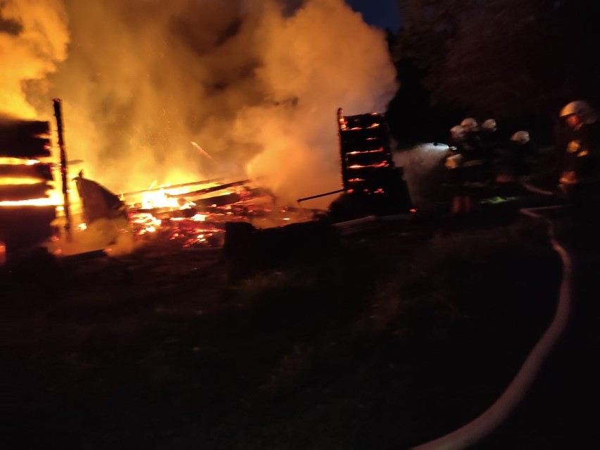 Pogwizdów koło Bochni. Kilkudziesięciu strażaków walczyło z pożarem stodoły. W drodze na akcje na podmokłym terenie ugrzązł wóz strażacki 