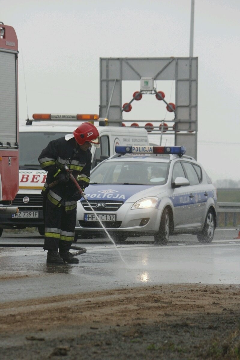 Wielki smród na AOW. Z ciężarówki wysypał się... gnój (ZDJĘCIA)