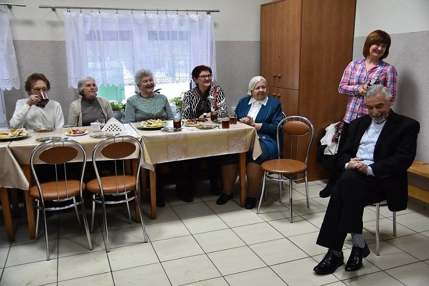 Kozienice. Wolontariusze ze 'Skrzydeł' odwiedzili seniorów na Dzień Babci i Dziadka