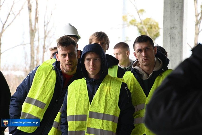 Piłkarze Polonii zwiedzili budowę nowego stadionu w Bytomiu....