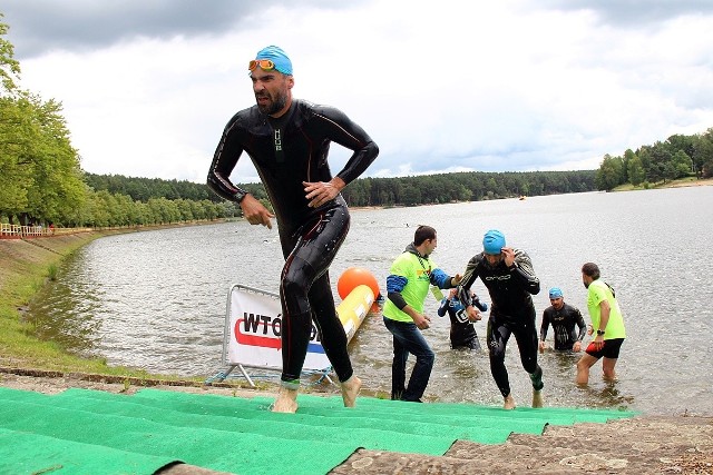 Blisko czterystu uczestników stanęło na starcie imprezy, która po raz trzeci odbyła się na osiedlu Rejów w Skarżysku-Kamiennej. Triathloniści mieli do wyboru dwa dystanse – sprint i olimpijski.Wśród uczestników byli zarówno czołowi polscy zawodnicy, jak i zupełni amatorzy. Nie zabrakło wśród nich debiutantów, którzy po raz pierwszy stanęli do walki w pływaniu, jeździe na rowerze i biegu. Powiększa się bowiem grono osób, którym samo bieganie przestaje już wystarczać i chcą się spróbować w bardziej wymagającym triathlonie.W Skarżysku pojawiła się jeszcze jedna wielka gwiazda triathlonu. To „ironman” Jerzy Górski, który laury zdobywał lata temu, a teraz wspomaga imprezy triathlonowe, pełniąc też rolę spikera.Zawodnicy rywalizują, a kibice dopingują, podziwiając hart ducha zawodników. W niedzielne południe triathloniści mieli utrudnione zadanie, ponieważ temperatura wody wynosiła tylko 18 stopni Celsjusza. Wymagająca jak zawsze była trasa rowerowa, obfitująca w długie podjazdy.Mimo to, na mecie na twarzach zawodników malował się satysfakcja ze skutecznej walki z własnymi słabościami. Zakazane pamiątki z wakacji - tego nie przywieziecie do domu!