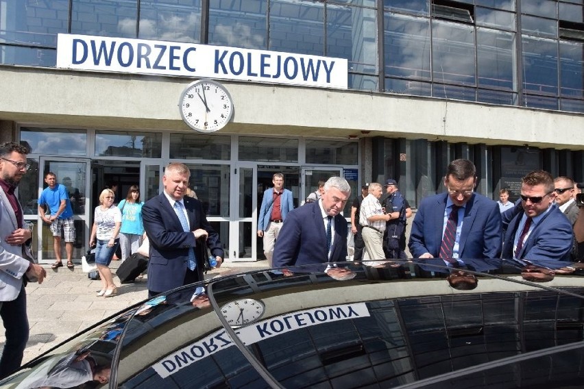 Wicepremier Morawiecki już w Kielcach. Przyjechał... pociągiem