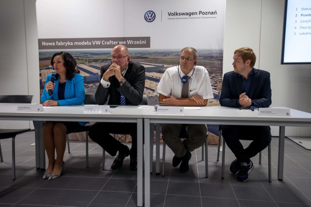 Zarząd VW Poznań i dyrektor zakładu Crafter podczas konferencji prasowaj, na której poinformowano o planowanym otwarciu nowej fabryki VW w Białężycach koło Wrześni.