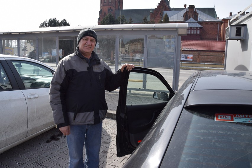 Zdzisław Kieroń wczoraj podjechał do centrum samochodem. -...