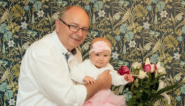 Burmistrz Końskich Krzysztof Obratański z roczną wnuczką Antoniną