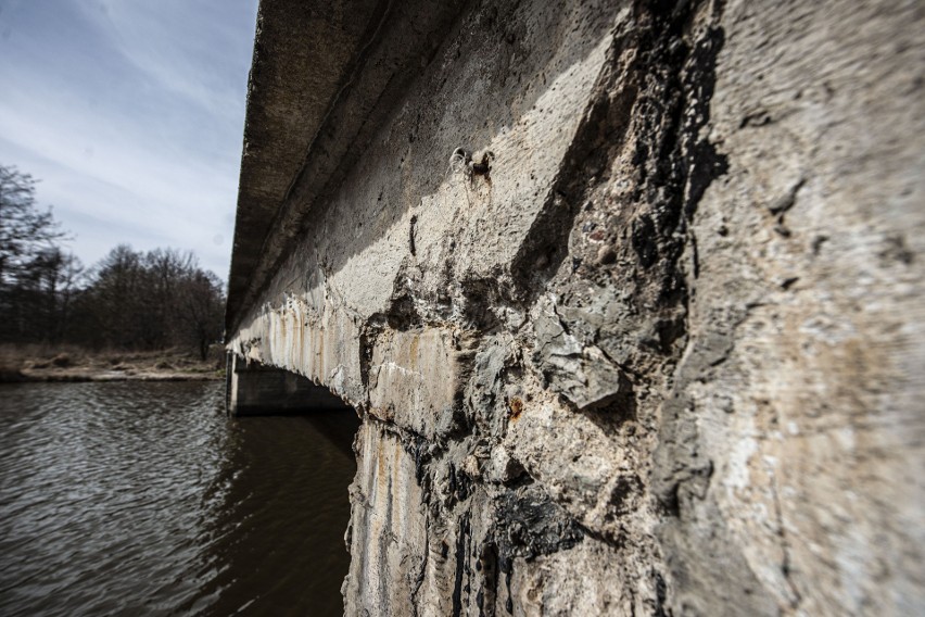 Mający 50 lat most na Kanale Jamneńskim w Mielnie zaczął się...
