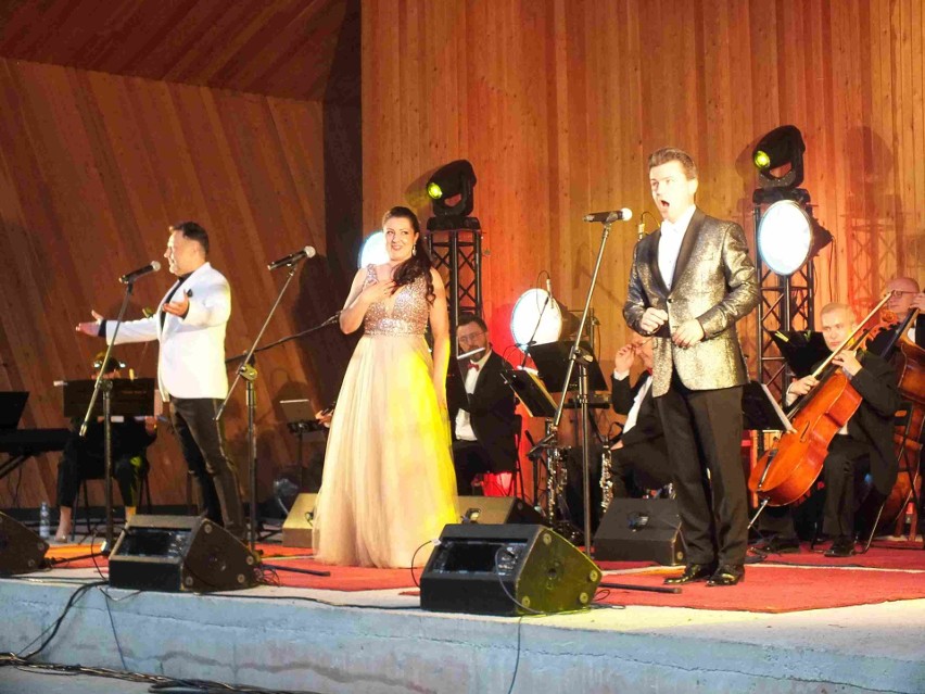 Nadkomplet widzów na koncercie melodii operetkowych i musicalowych w Starachowicach. Zobacz zdjęcia