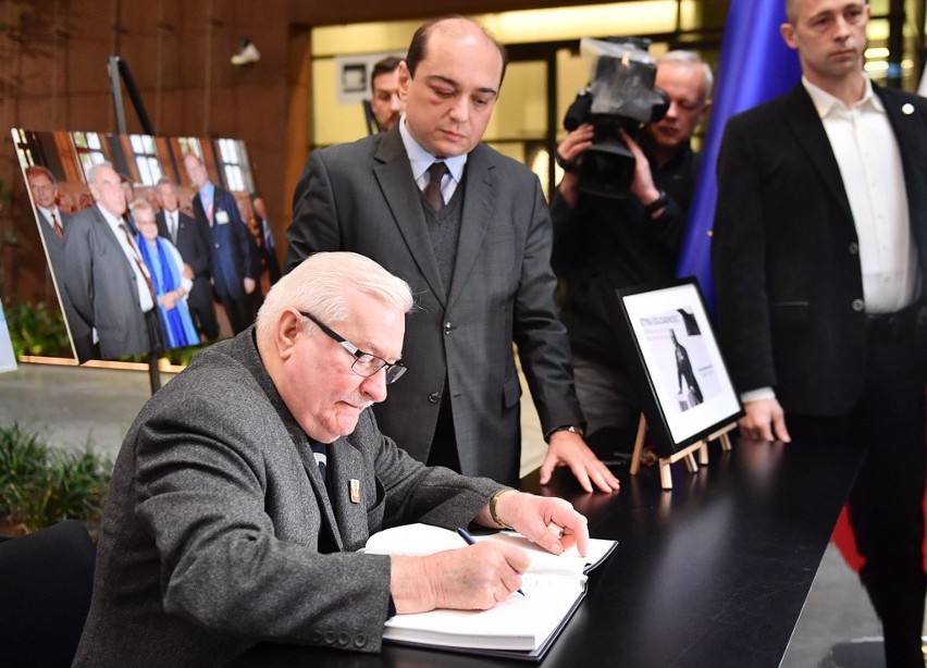 Mieszkańcy Gdańska żegnają prezydenta Pawła Adamowicza. Lech Wałęsa wpisuje się do księgi kondolencyjnej wyłożonej w ECS [zdjęcia]