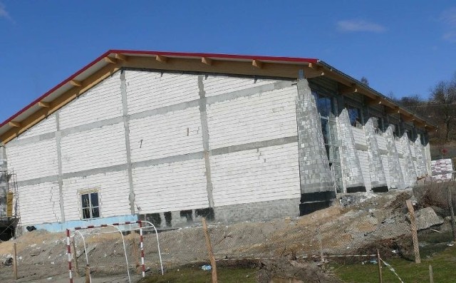 Salę sportową przy Szkole Podstawowej nr 1 już widać. Jaj budowa ma zostać skończona w sierpniu.