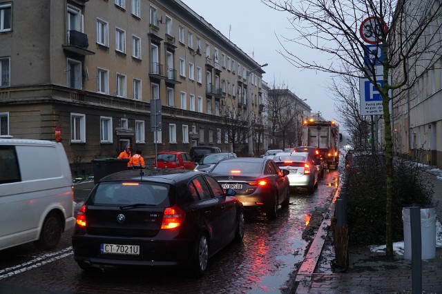 Ulica Chociszewskiego w kierunku Reymonta - to tylko część codziennego korka w godzinach szczytu.Przejdź do kolejnego zdjęcia --->