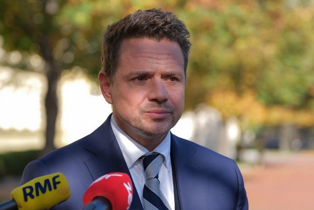 Prezydent Warszawy Rafał Trzaskowski wydał wolontariuszom fundacji zakaz organizacji zgromadzeń publicznych w wyznaczonych terminach. Jego zdaniem, obecność furgonetki fundacji w pobliżu budynku ratusza może spowodować "zagrożenie dla życia i zdrowia wszystkich osób pracujących w budynku".