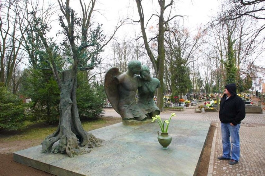 Rzeźby Mitoraja stanęły na grobowcu Henryka Kulczyka