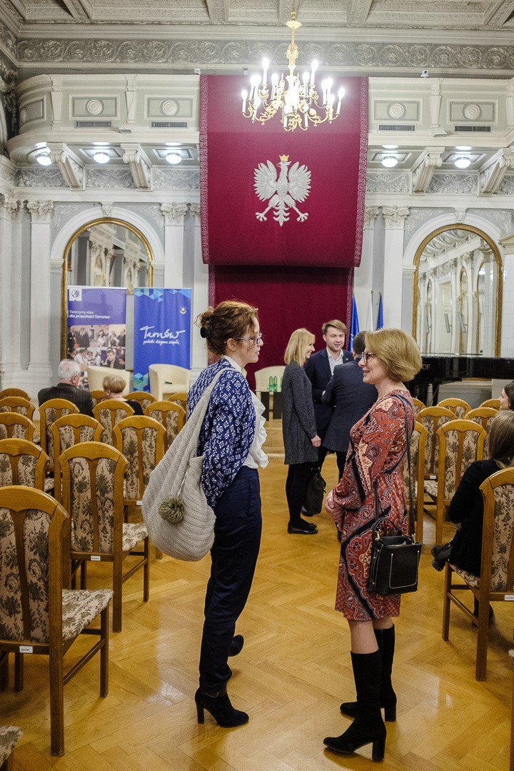 Tarnów. Charytatywna debata z okazji Dnia Kobiet[ZDJĘCIA]