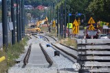 Dąbrowa Górnicza: maszyny i ciężki sprzęt w całym mieście. Układają torowisko tramwajowe, będą wspólne przystanki z autobusami
