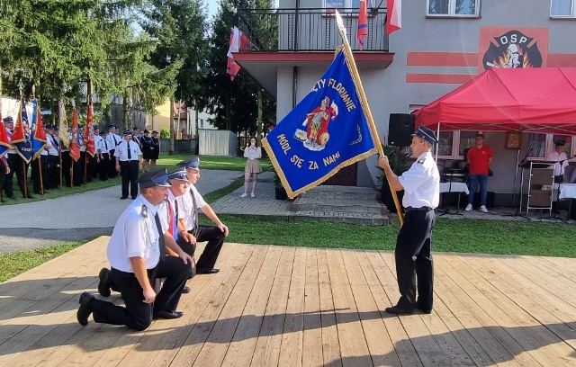 Przekazanie sztandaru dla Ochotniczej Straży Pożarnej w Marzęcinie.