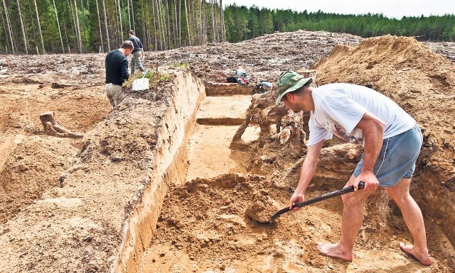 Archeolodzy  przy  pracy.   W miejscu, gdzie  kopią znajduje  się  kilkadziesiąt około trzymetrowych  kurhanów. Najciekawszy jest jednak ten, który  stoi pośrodku całego cmentarzyska - jest znacznie większy od reszty (na zdjęciu w tle)