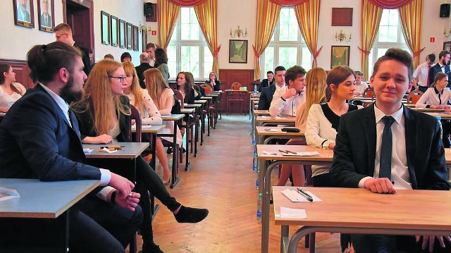Na wynik szkół zapracowali zeszłoroczni maturzyści, tu przed egzaminem w I LO w Szczecinku