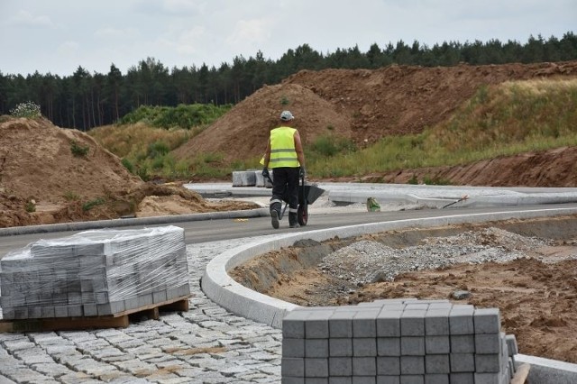 Trwa budowa drogi S5. W sobotę (14 lipca) na budowie w Tryszczynie (gm. Koronowo) spotkaliśmy pracowników m.in. z Ukrainy. Zobacz też: Na trasie budowy S5 znaleźli 4 szkielety żołnierzy polskich, który zginęli w 1939 roku [zdjęcia]