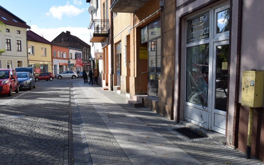 Oświęcim. Trwają poszukiwania sprawcy kradzieży z włamaniem do jubilera. Uciekł autem, które potem spalił