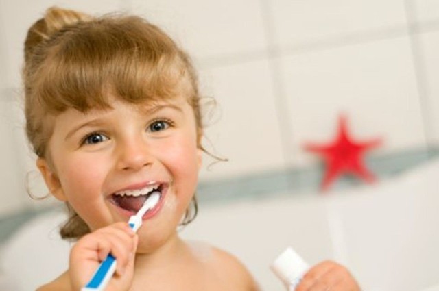 Tylko 30 proc. rodziców wie, kim jest dedykowany dzieciom stomatolog – pedodonta, jedynie 10 proc. maluchów odbyło pierwszą wizytę u stomatologa przed 1 rokiem życia i aż 76 proc. najmłodszych pije napoje po wieczornym myciu zębów - takie dane przedstawia raport „Higiena, leczenie i profilaktyka jamy ustnej u dzieci”, którego wyniki oparte zostały na przeprowadzonym przez Medicover Stomatologia teście wiedzy rodziców. Sprawdź w galerii, co jeszcze wynika z raportu i czego jeszcze rodzice powinni się nauczyć.Czytaj dalej -->