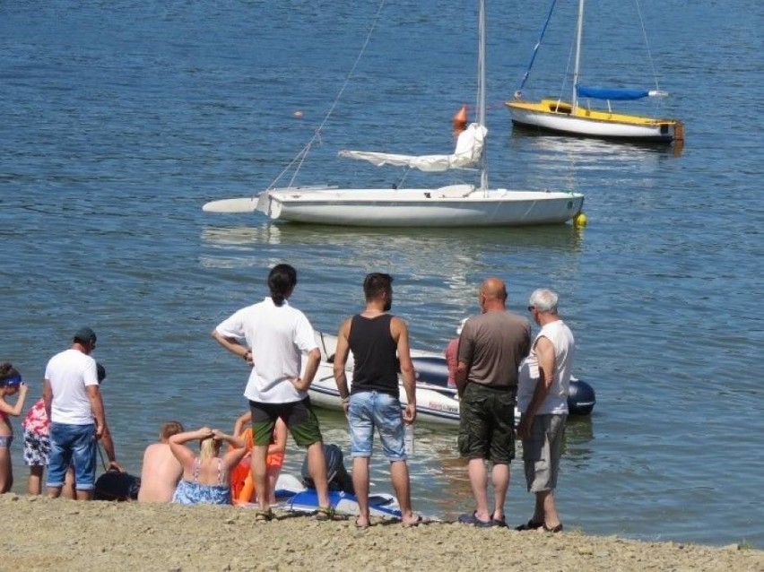 Sporo osób spędza lato nad Jeziorem Mucharskiem. Tłok...