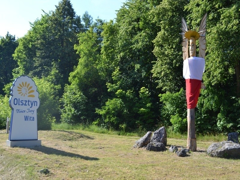 Rzeźby wystawy „Chichot życia” na rynku oraz Olsztyński...