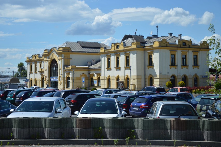 Bochnia. Obok dworca kolejowego powstanie węzeł przesiadkowy, umowa na dotację podpisana 