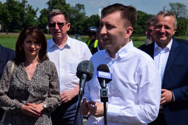 - Ta inwestycja wpisuje się w ciąg działań dla Kruszwicy i Strzelna, w ciąg zadań, które w ostatnich miesiącach ogłosiliśmy. Mam na myśli budowę obwodnic dla tych dwóch miejscowości, rondo w Kobylnikach i ronda w Strzelnie. Dzisiaj mówimy o inwestycji wartej 88 milionów złotych, a więc o potężnym przedsięwzięciu - mówił w Kobylnikach minister Łukasz Schreiber.